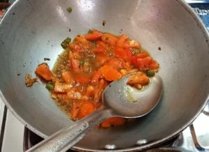 आलू गोभी की  सब्जी के लिए सबसे पहले टमाटर हरी मिर्च अदरक को भूने